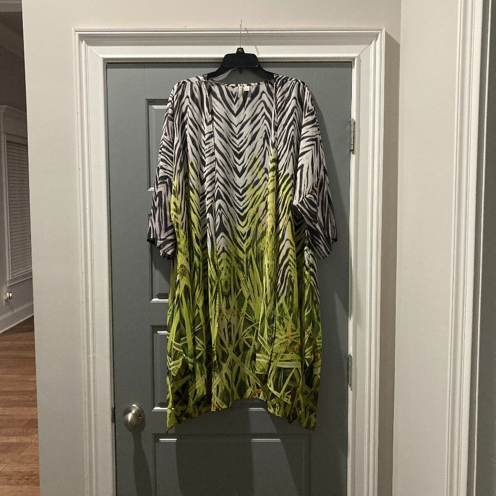 EST 1946 Women XL Green & White Animal Print Design Kimono